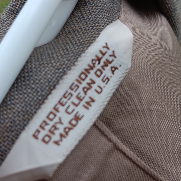 NEW ENGLAND COLLECTION MEN'S VINTAGE (2) BUTTON BLAZER W/GOLD BUTTON ACCENTS - Picture 16 of 17